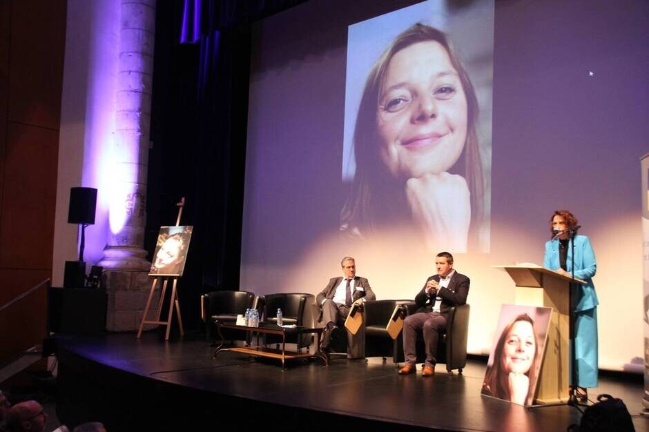 Un colloque d'avocats dédié à Cécile Kohler à Tréguier à l'initiative de Karine Rivoallan,
                                    Bâtonnière de Saint-Brieuc (Photo Ouest-France)