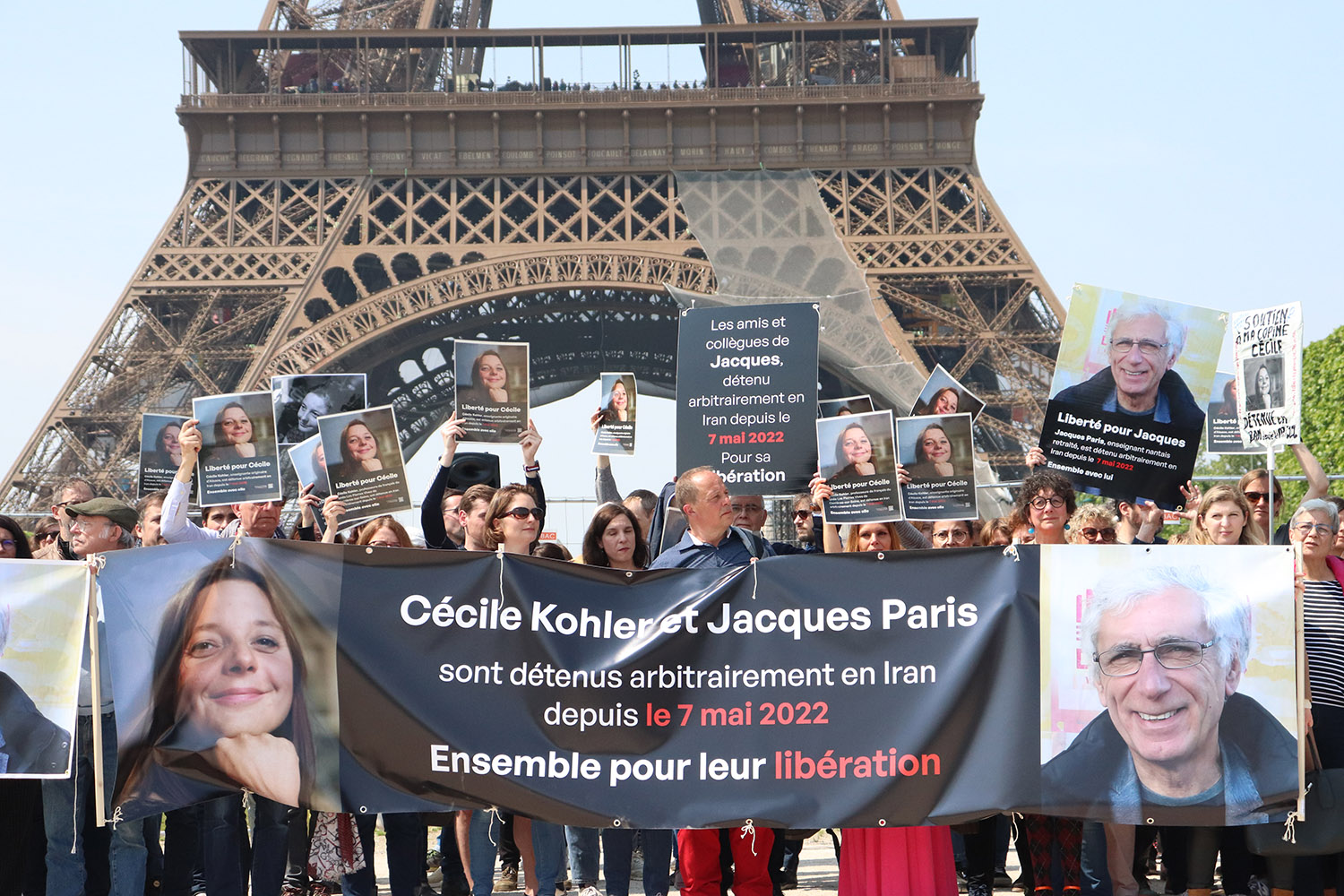 Rassemblement pour Cécile Kohler et Jacques Paris, otages en Iran depuis deux ans