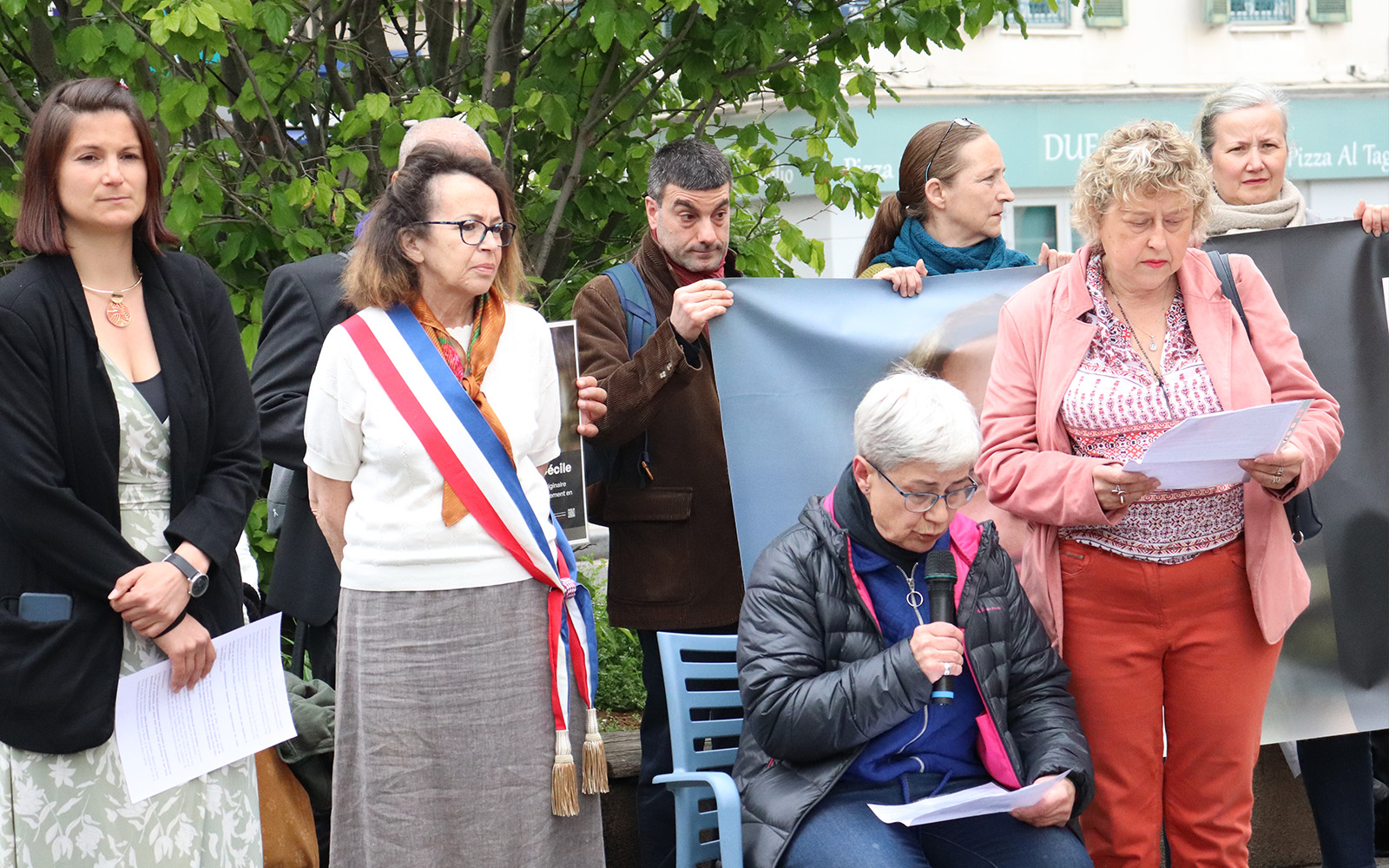 Catherine, amie de Cécile Kohler lis un discours au rassemblement de soutien à Nanterre